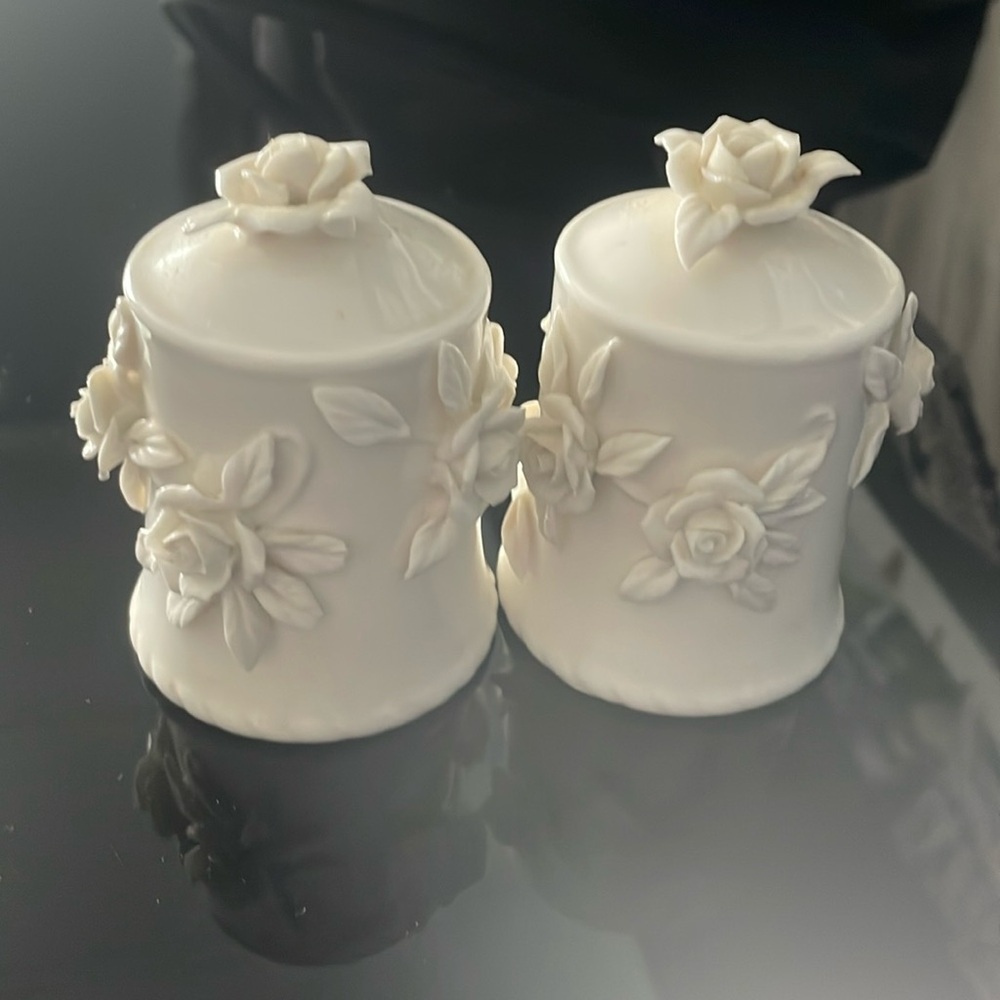 Antique Reflections White salt & pepper shakers!